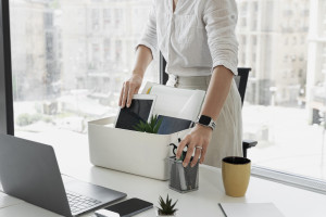 vue-laterale-femme-emballant-articles-bureau